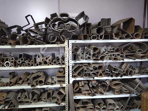 <b>各种异型钢管</b>